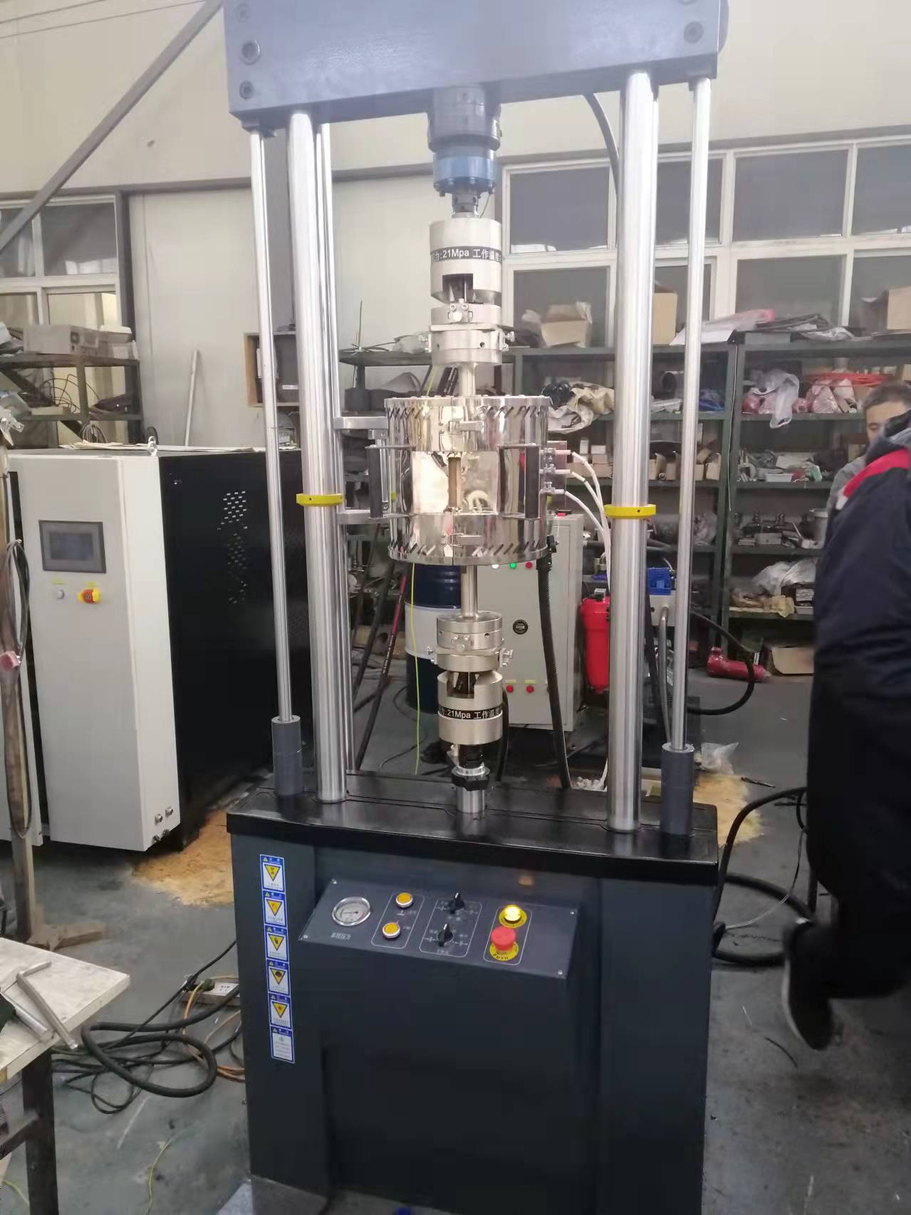 电液伺服动静万能疲劳试验机