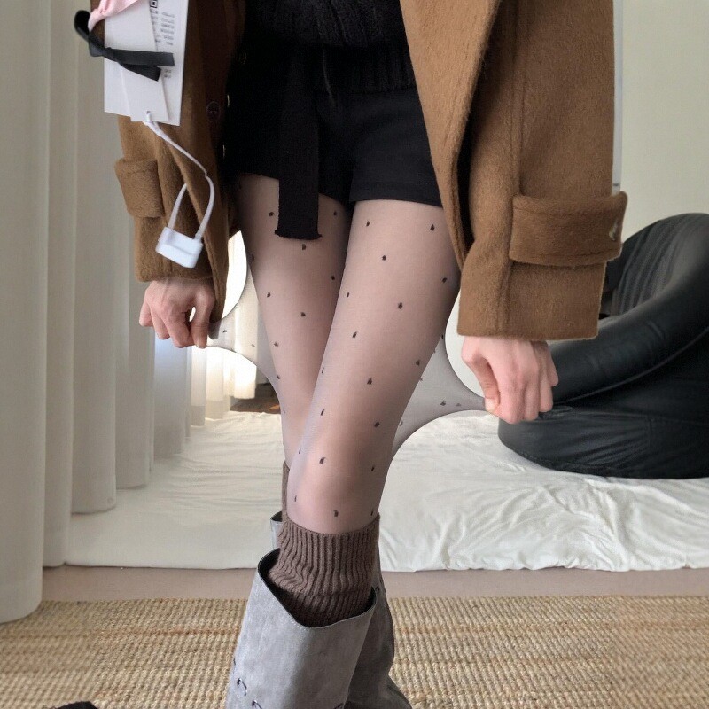 太韩女!0d波点丝袜+棕色系穿搭 一整个爱住!超清透的波点丝袜!
