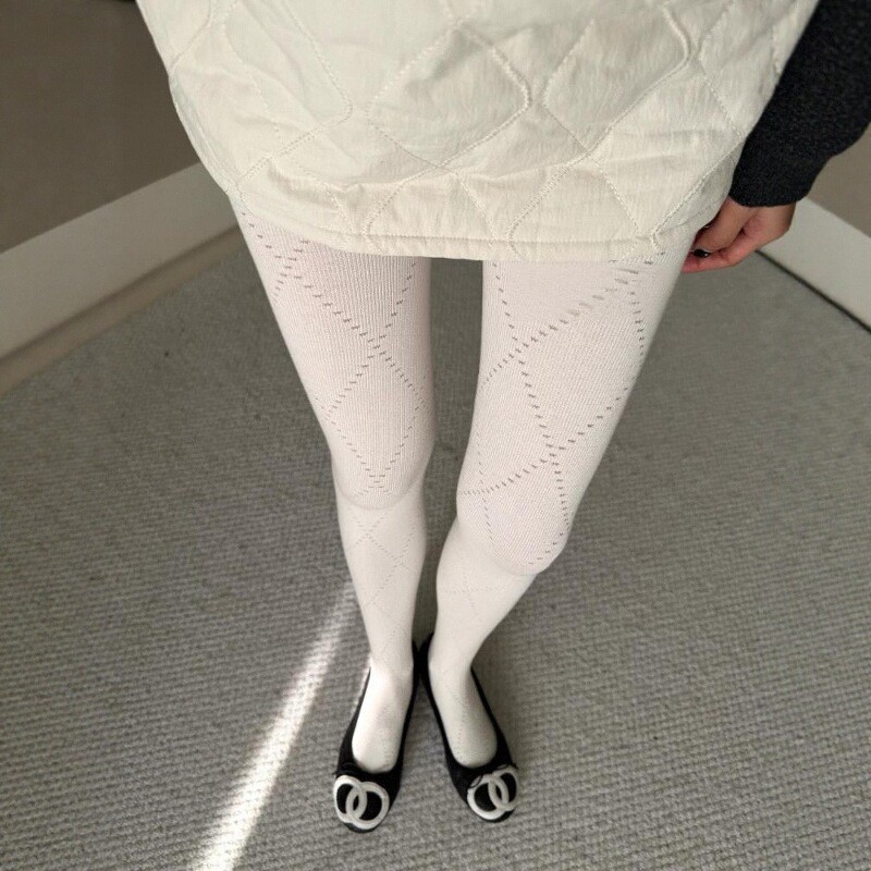 人间香奈鹅~奶白菱格纹连裤袜好嗲啊！miu里miu气~上腿好好看耶！