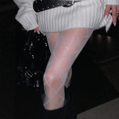 狠狠惊艳~夜晚的菱格丝袜简直勾人！随便套件软糯毛衣都有氛围感~