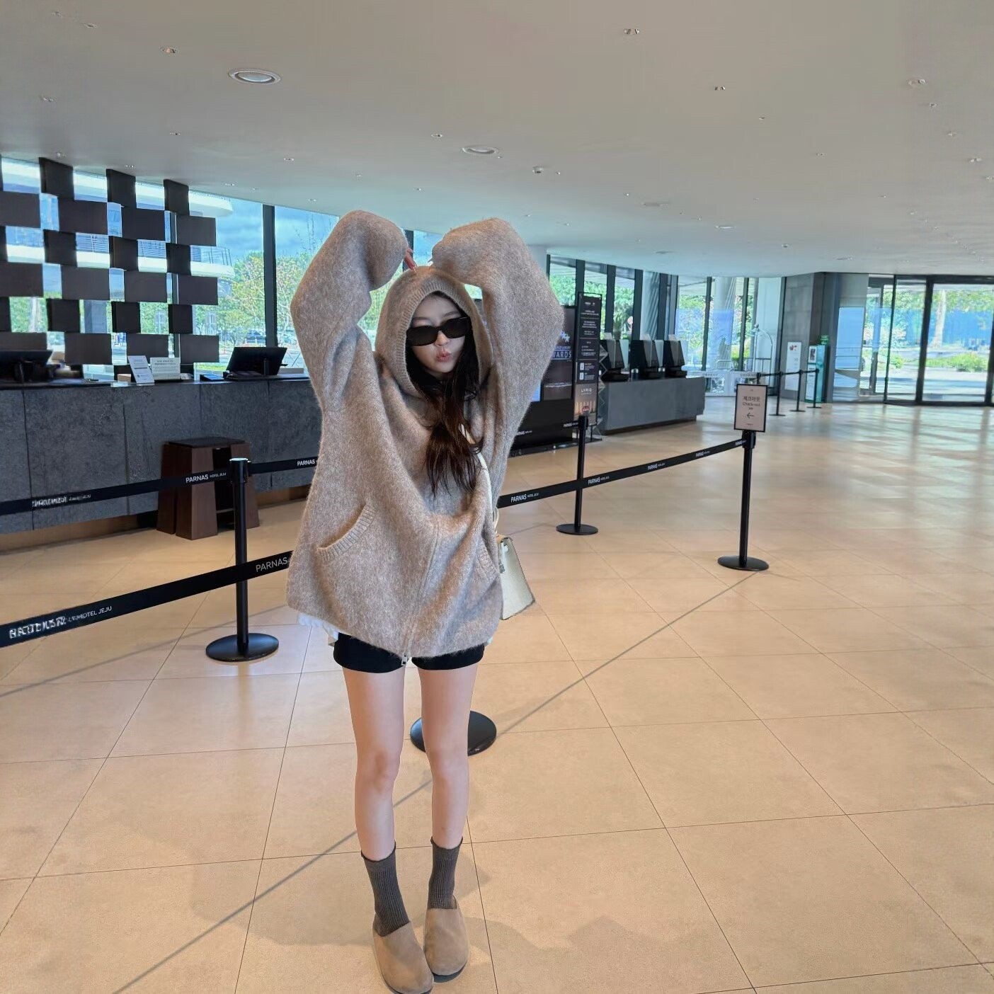 慵懒风韩系毛绒绒连帽毛衣开衫女