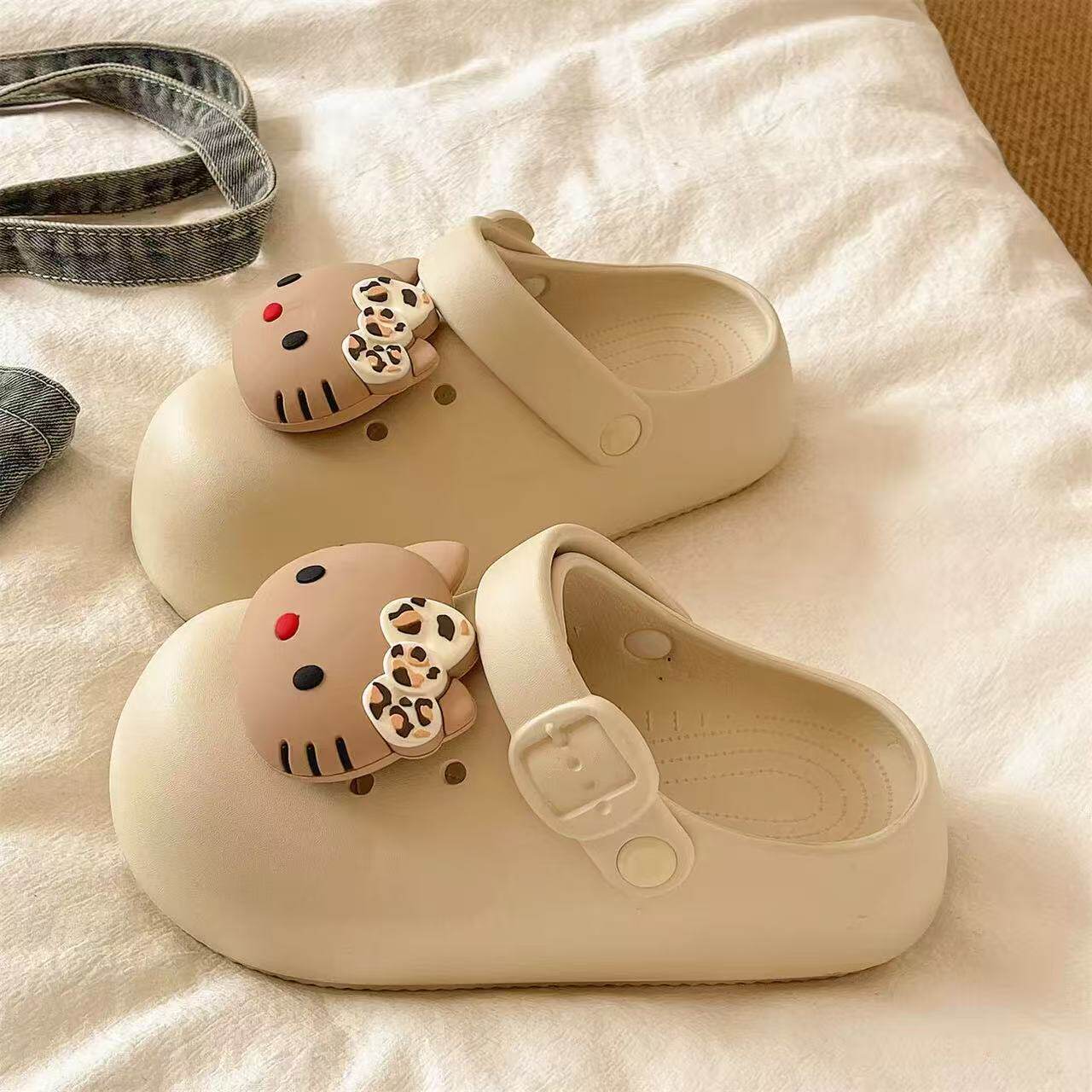 女款可爱卡通KT猫洞洞鞋2026夏季外穿新款防滑厚底5cm包头女凉拖