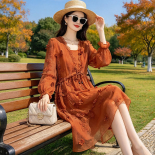 真丝桑蚕丝连衣裙女中年妈妈时尚减龄宽松收腰高端轻奢刺绣中长款