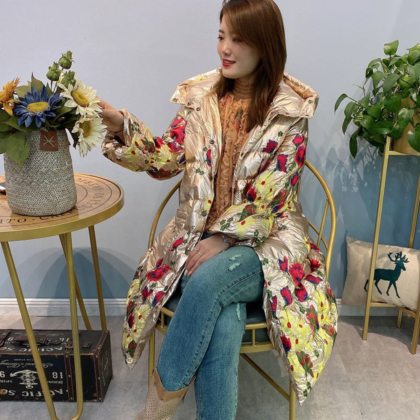 白鹅绒羽绒服女2025年新款免洗亮面刺绣连帽轻薄保暖长款过膝外套