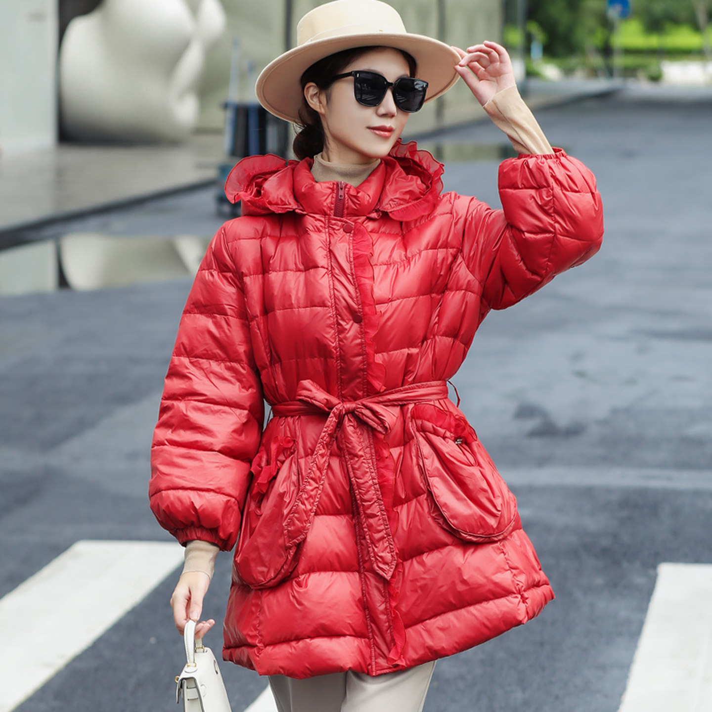 白鸭绒羽绒服女2025年新款复古红色轻薄保暖轻奢刺绣花中长款外套