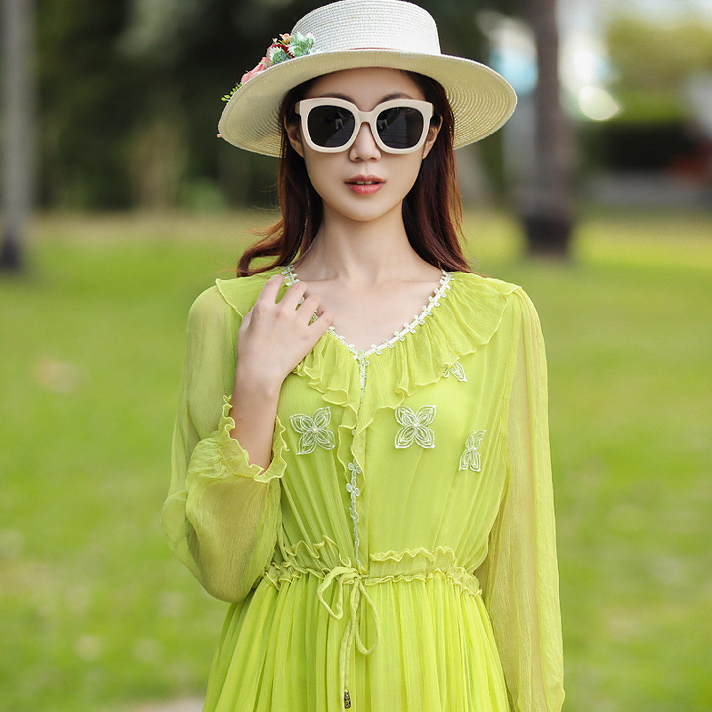 真丝桑蚕丝连衣裙2025年新款高端V领长袖修身显瘦海边度假中长款