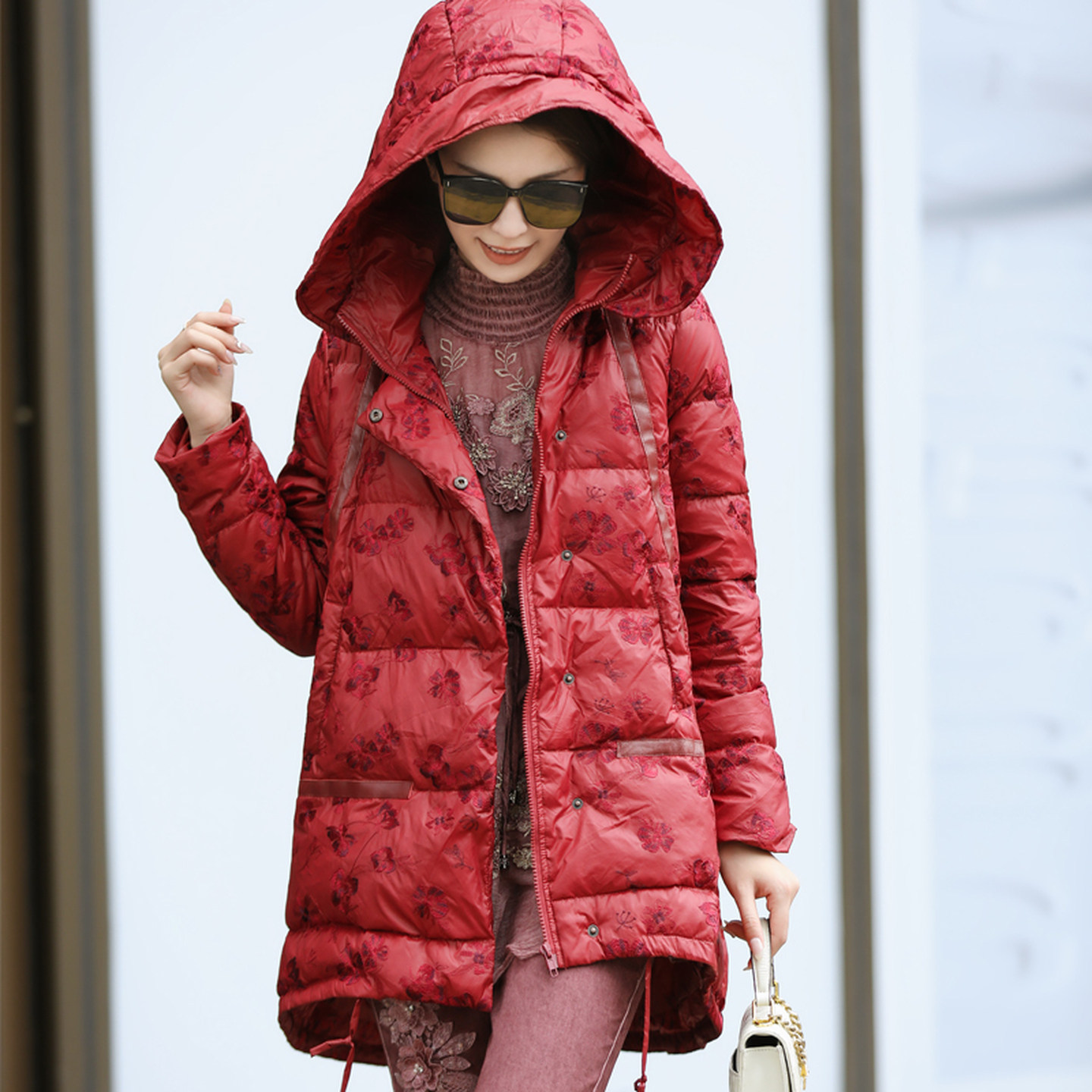 白鸭绒羽绒服女复古红色宽松显瘦高端轻奢刺绣轻盈保暖中长款外套