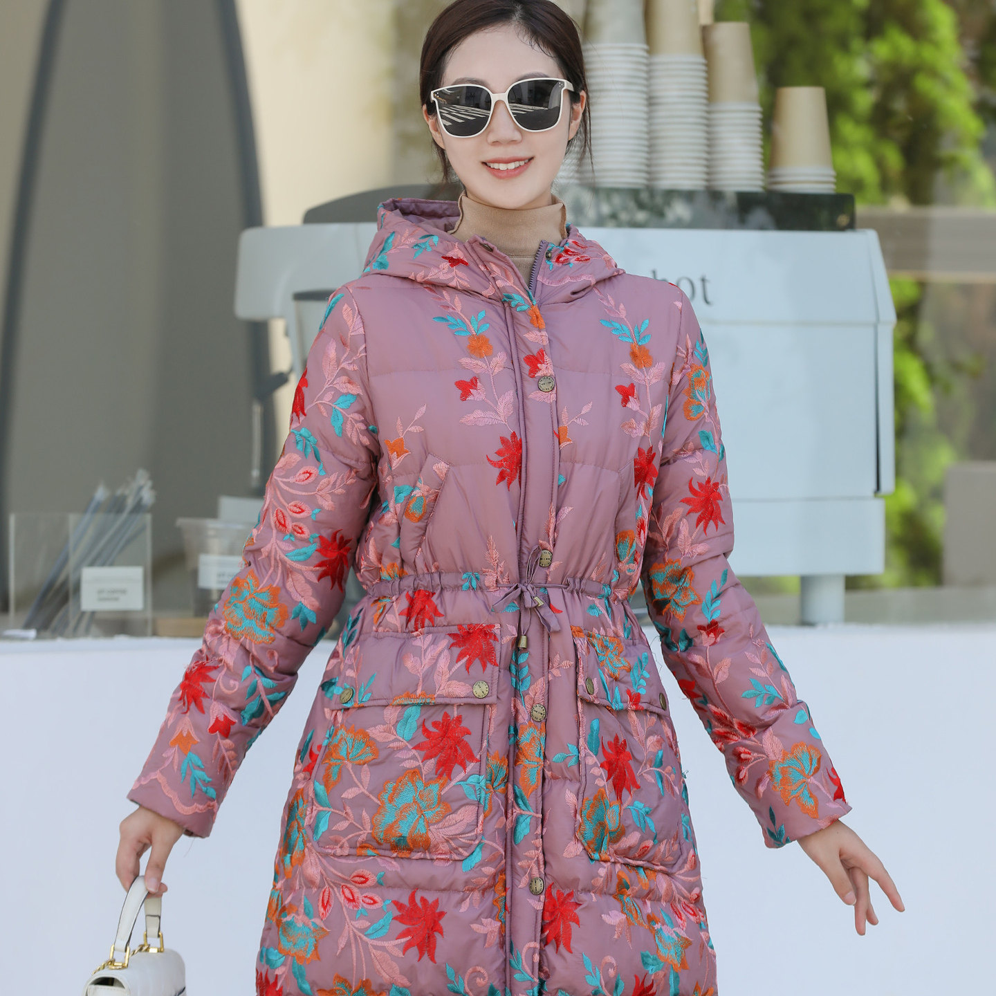 大码羽绒服女中长款2025年新款刺绣花色减龄收腰中年妈妈连帽外套