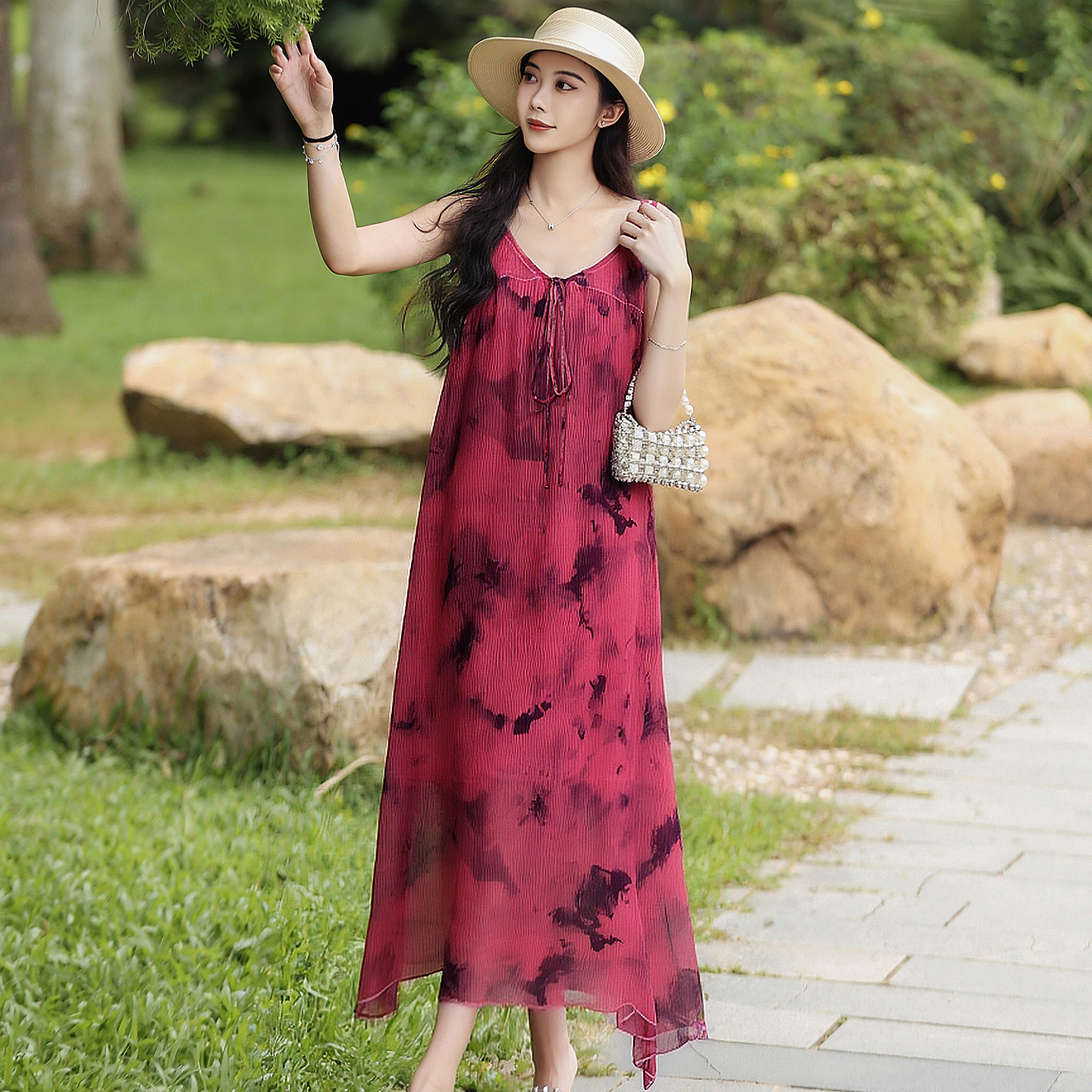 真丝桑蚕丝连衣裙女夏季可调节肩带大码宽松度假风印花色吊带长裙