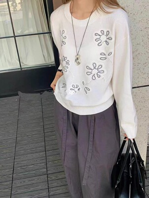 2025秋冬新款女士圆领重工绣花针织套头长袖纯羊毛撞色百搭针织衫