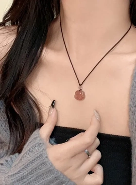 甜美气质草莓酱猫爪吊坠项链轻奢小众高级感秋冬款毛衣链网红颈链