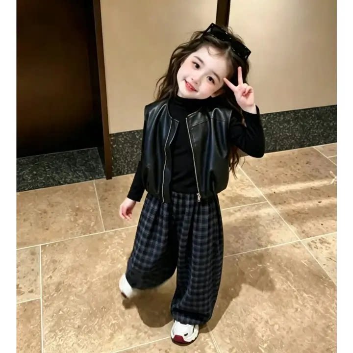 女童秋季套装2026新款儿童韩版洋气儿童时尚黑色皮衣马甲格子长裤
