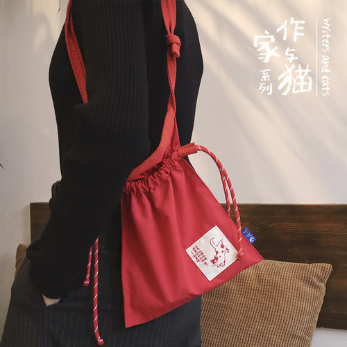 《作家与猫》系列小斜跨包 狄更斯款红色  可调节打结包带抽绳 水洗尼龙布防水面料 后浪品牌文创