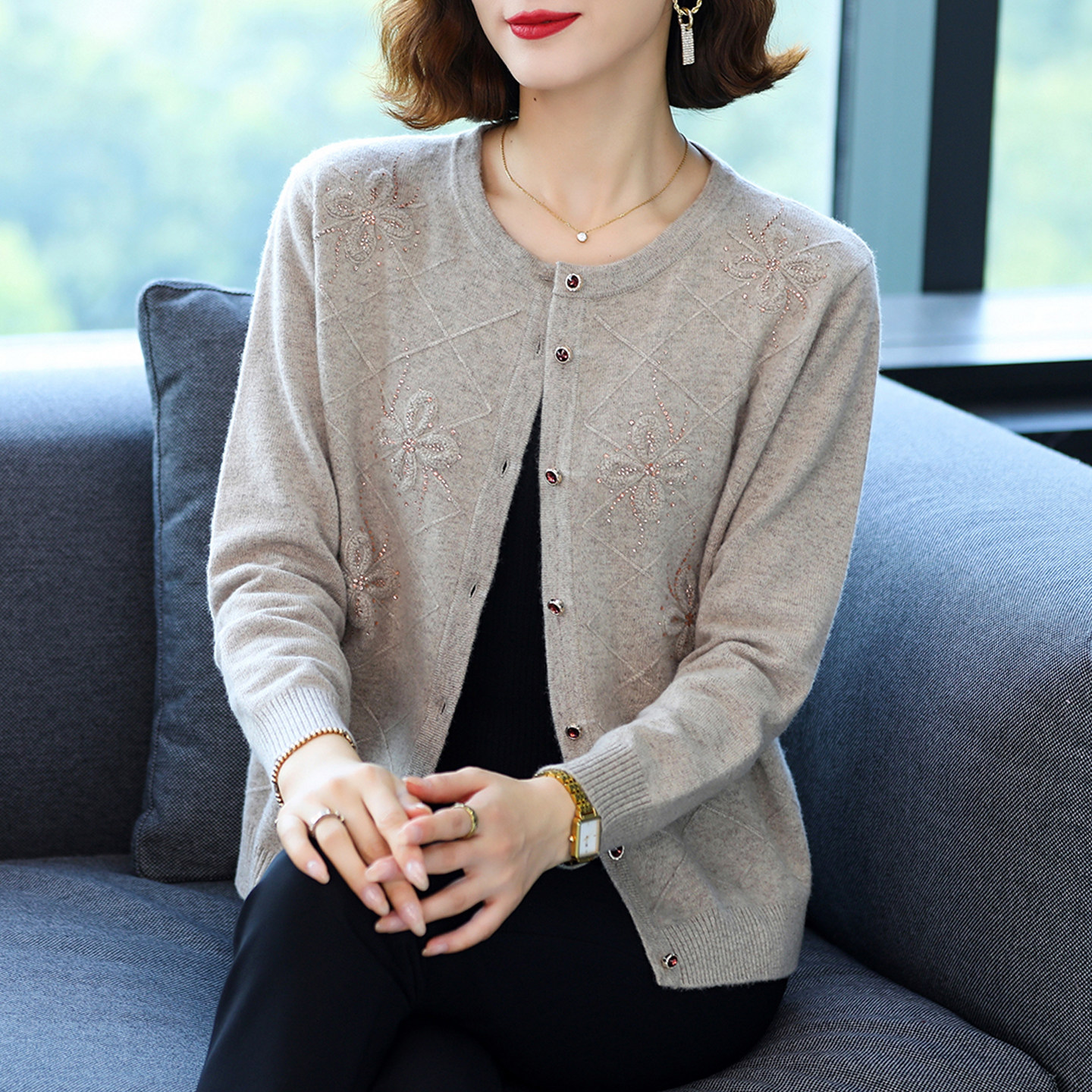 恒源祥彩羊纯羊毛针织开衫女秋冬新款时尚大码圆领绣花妈妈装外套