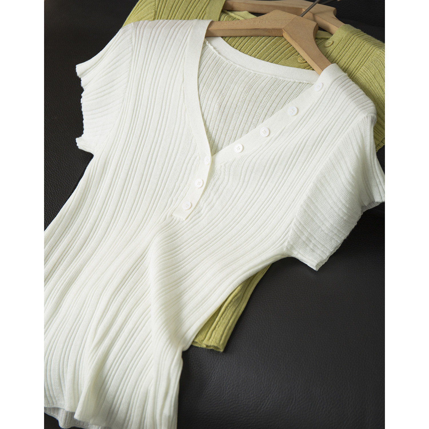 丝艺桑蚕丝绵羊毛竖条纹弹力坑条V领纽扣短袖t恤女显瘦针织上衣春