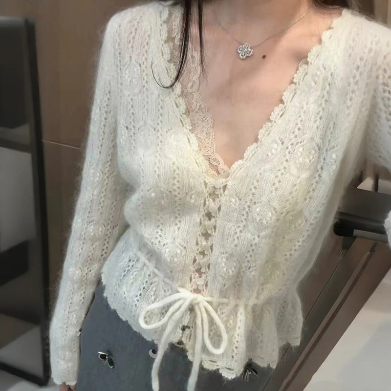 法式小众2026秋冬温柔浪漫镂空钩织花纹收腰贝壳边V领女毛衣