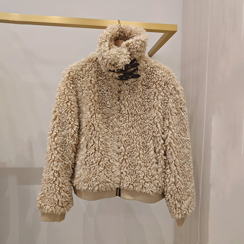 法单小众 2025秋冬新皮革扣立领驼色仿羊羔毛拉链收腰夹克外套女