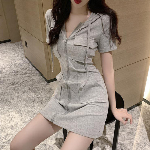 设计感短袖连帽拉链连衣裙女