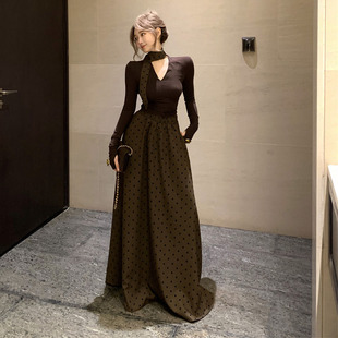 法式 赫本风高级感气质穿搭v领打底T恤女波点半身裙女两件套裙装