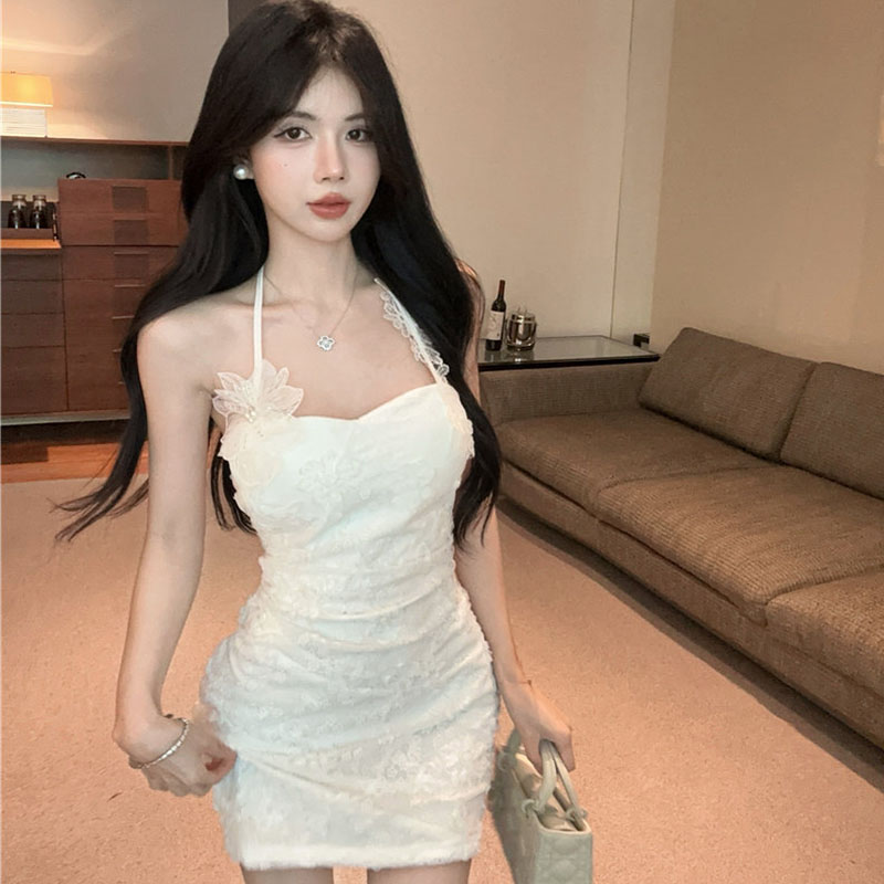 纯欲高级露锁骨花朵吊带连衣裙女春秋新款设计感修身显瘦包臀短裙