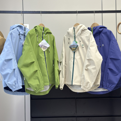 户外牛货！科技三防~情侣款宽松连帽褶皱袖防风防泼水冲锋衣外套