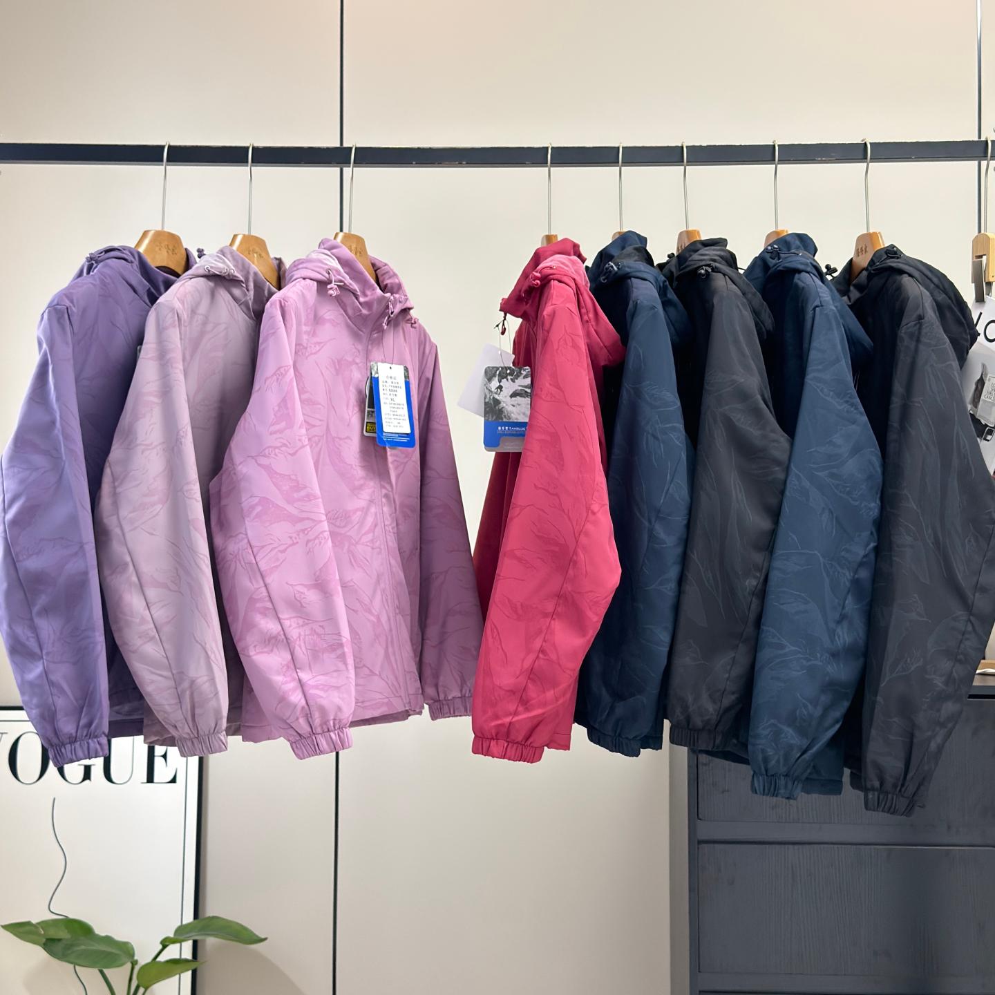 男女情侣款秋冬连帽加绒保暖户外徒步登山防泼水软壳冲锋衣外套