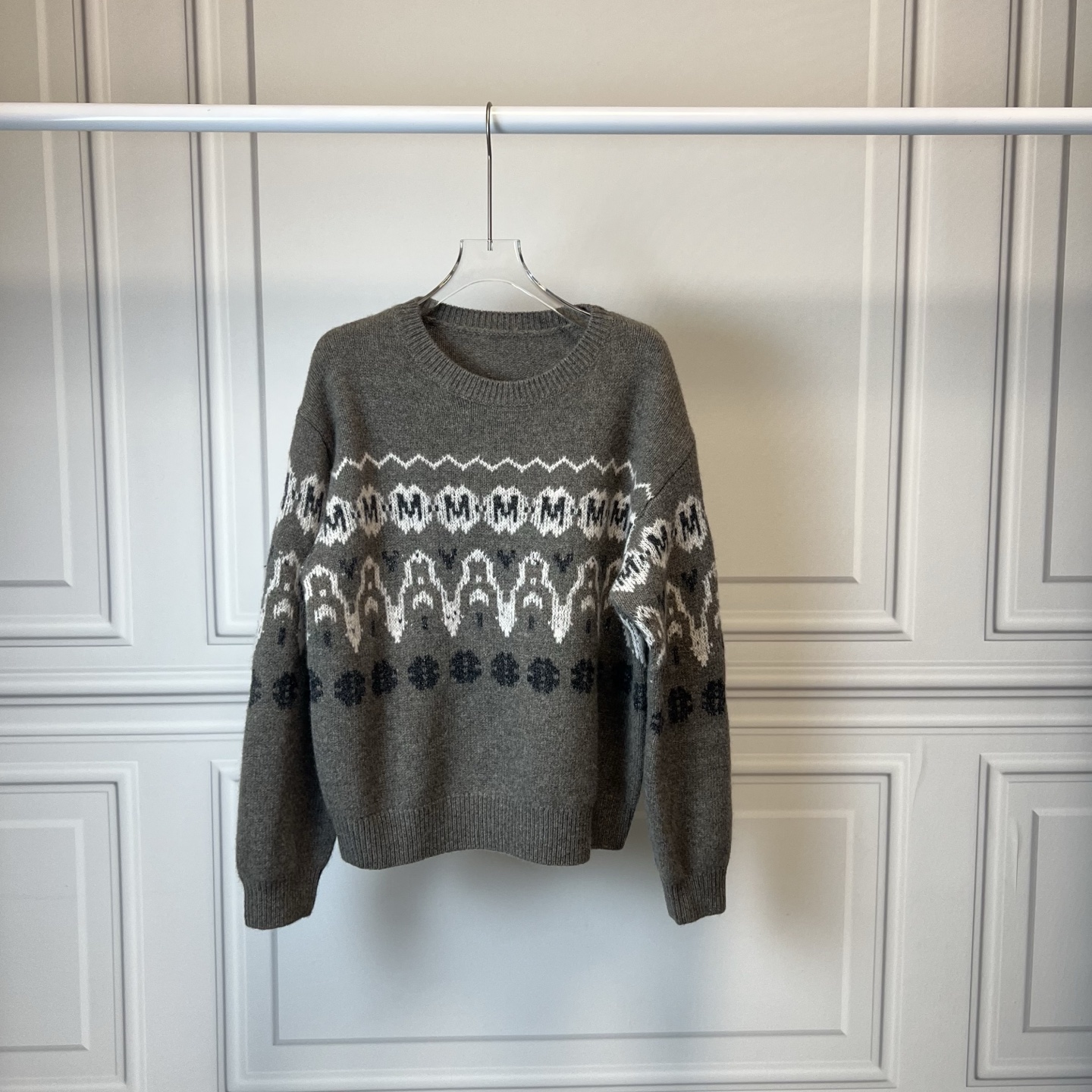 2025冬季设计师款轻奢风女装百搭宽松显瘦圆领长袖针织衫毛衣上衣