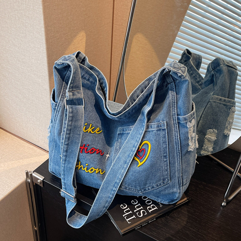 2026年新款日韩风刺绣字母图案牛仔托特包女大容量单肩包休闲百搭,箱包皮具/热销女包/男包,托特包,淘宝优惠券,粉丝福利购,淘宝优惠卷