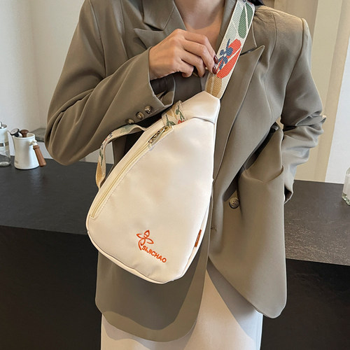 今年流行包包潮流斜挎胸包斜背包