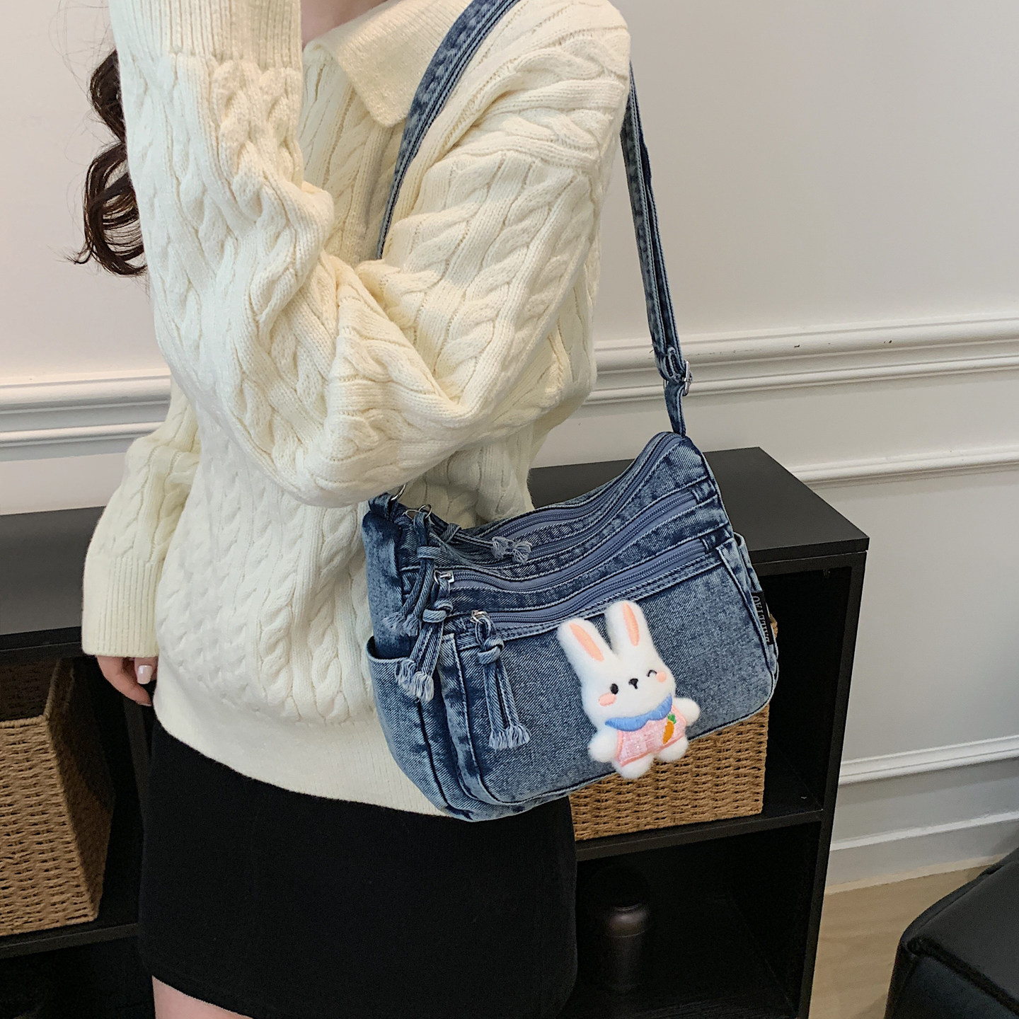 多层口袋牛仔斜挎包可爱兔子女包