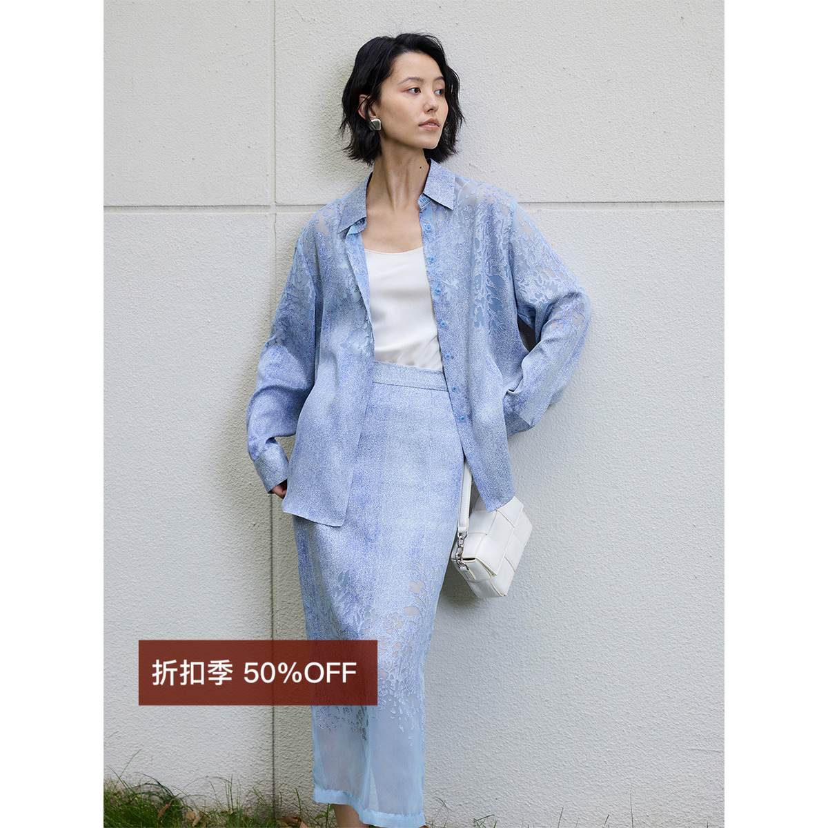 【断码清仓5折】美学定位镂空烧花翻领衬衫+后开叉半身裙套装