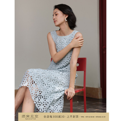 芝美日禾 艺术镂空蕾丝法式一字领无袖小个子收身蓝色连衣裙