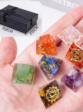 外贸爆款2CM水晶碎石滴胶树脂金字塔摆件 家居办公桌面能量塔批发