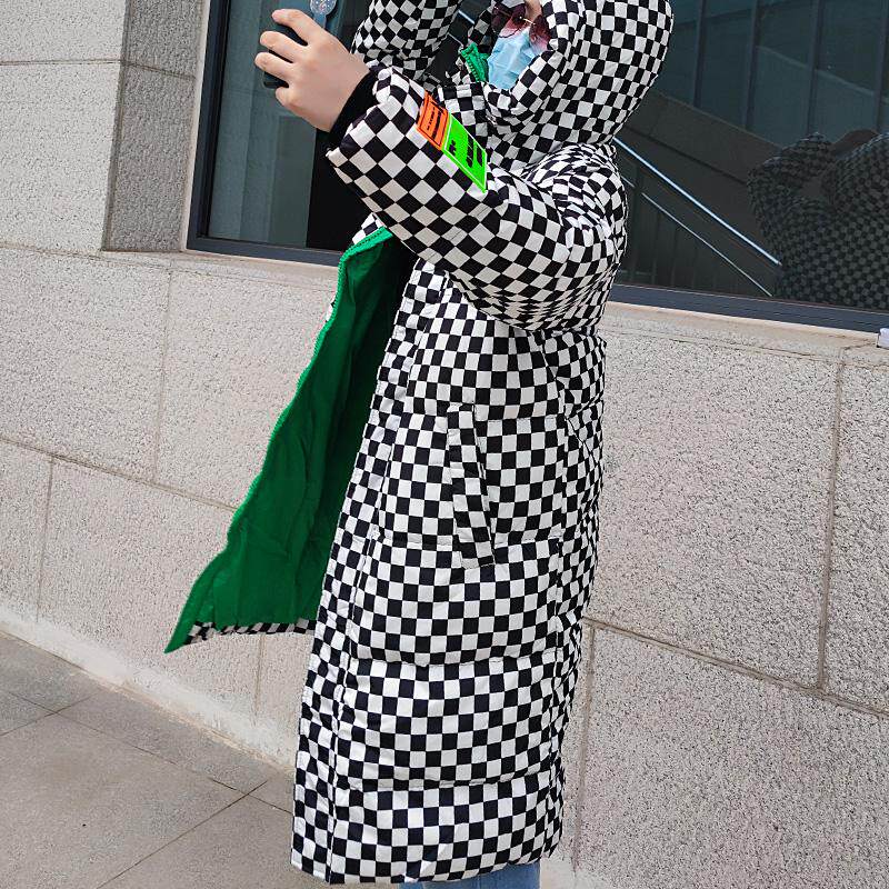 2024新款黑白棋盘格羽绒服女中长款韩版宽松加厚连帽白鸭绒冬季