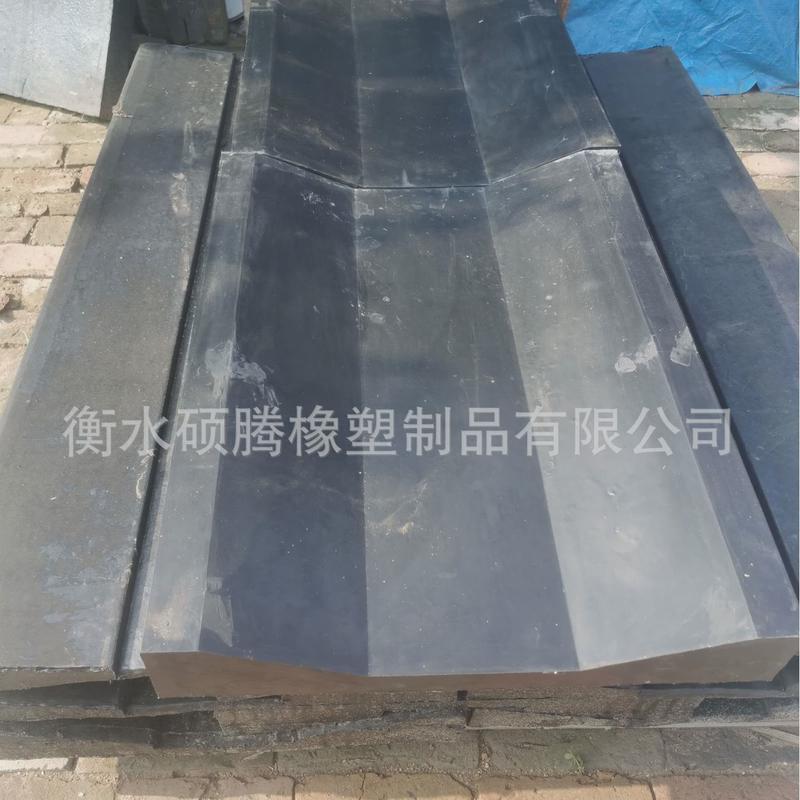 厂家生产金属卷板橡胶鞍座运输固定橡胶垫板铝材橡胶U型垫块