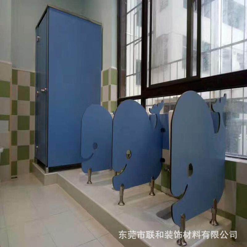 幼儿园卫生间小便板卡通抗倍特儿童蹲便池挡板厕所隔断定制