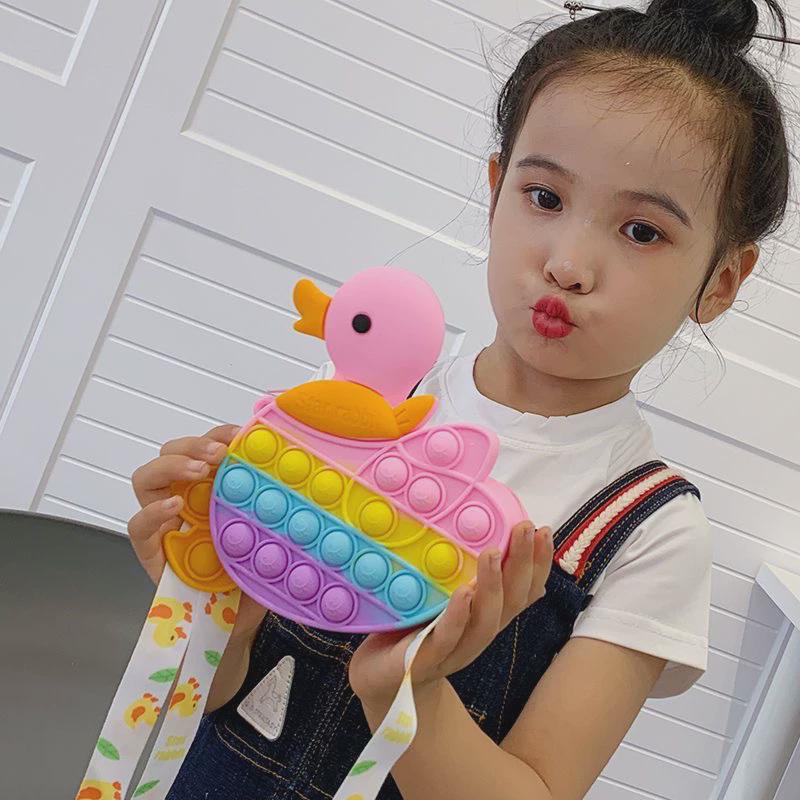 儿童可爱萌鸭斜挎包灭鼠先锋按压捏捏乐硅胶包女孩幼儿宝宝零钱包