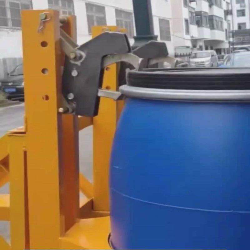 重型合金钢卸油桶叉车夹具鹰嘴夹桶器塑料油桶起重搬运卸油铁桶