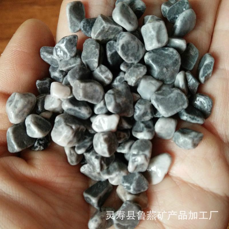 灰色砾石水洗石子深灰黑色鹅卵石颗粒大块石头庭院工程彩色小石子
