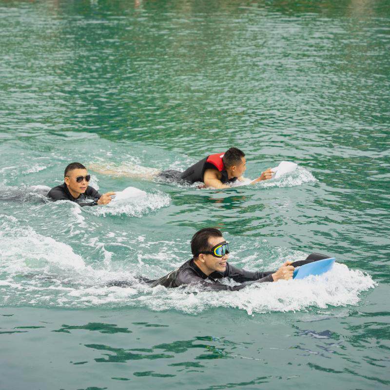 便携式智能电动游泳浮板水上滑板推进器户外水翼板动力冲浪板工厂