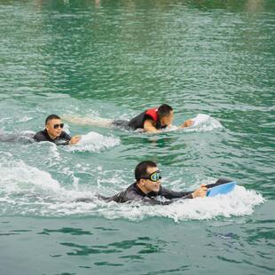 便携式智能推进器游泳浮板水上滑板电动户外水翼板动力冲浪板工厂