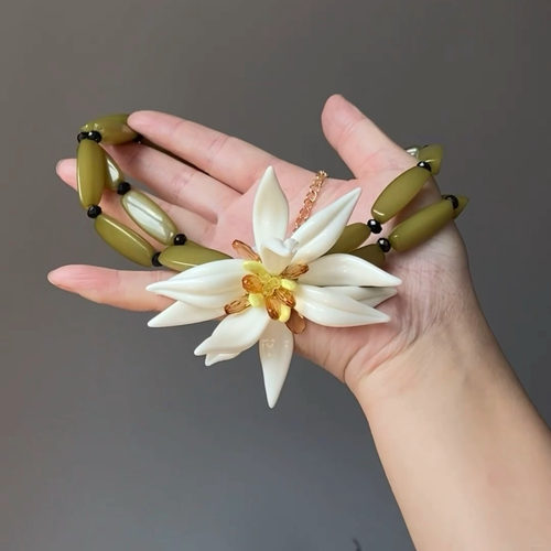 B.treasure复古花朵橄榄绿锁骨链