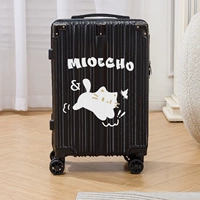 Черный английский кот на молнии гонится за бабочкой