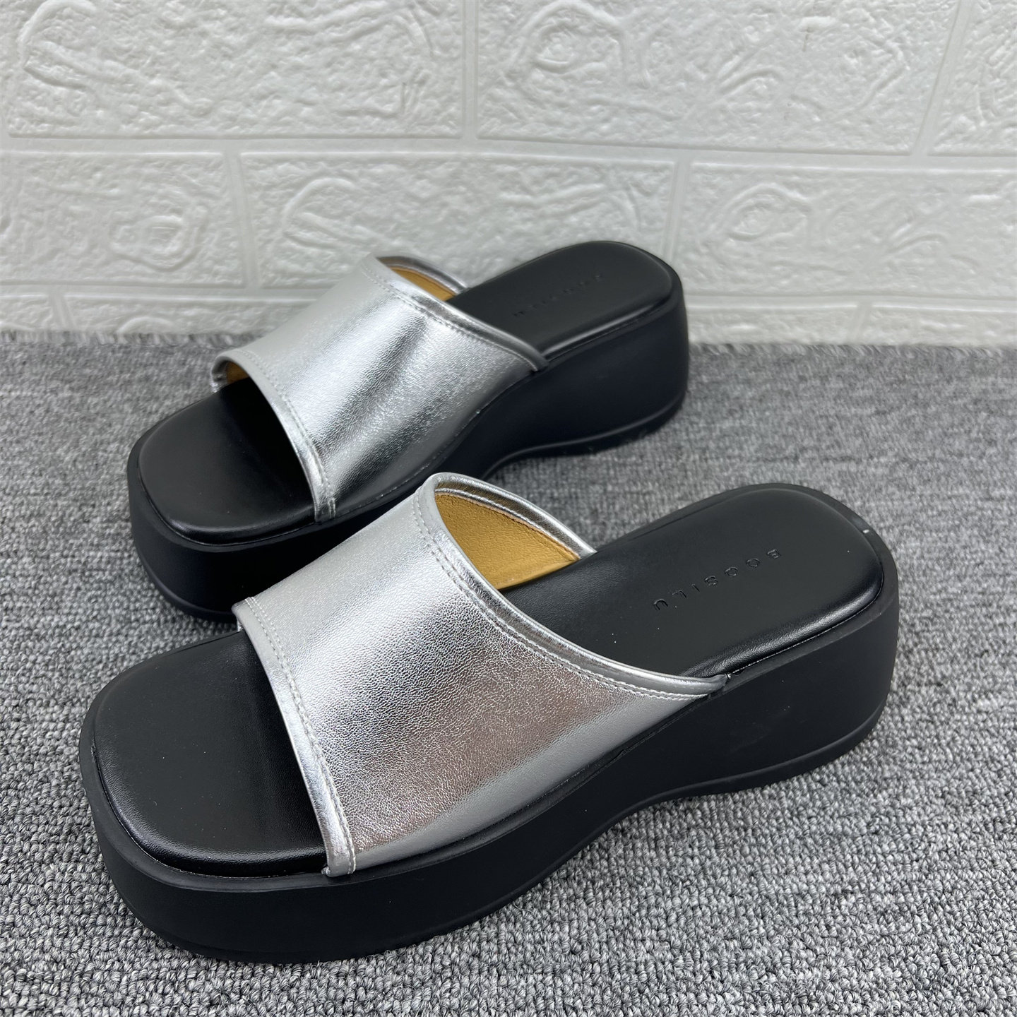 夏季银色松糕厚底露趾一字拖女