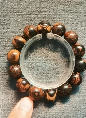 海柳手串:1.6+圆珠，38.5克。编号C941。