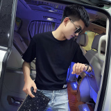 黑色