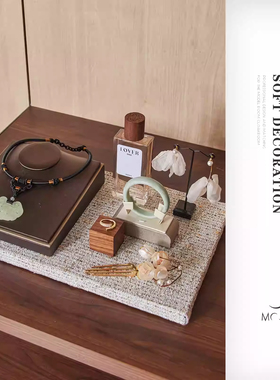 新中式样板房衣帽间女士梳妆台摆件手镯戒指香水玉兰花装饰品道具