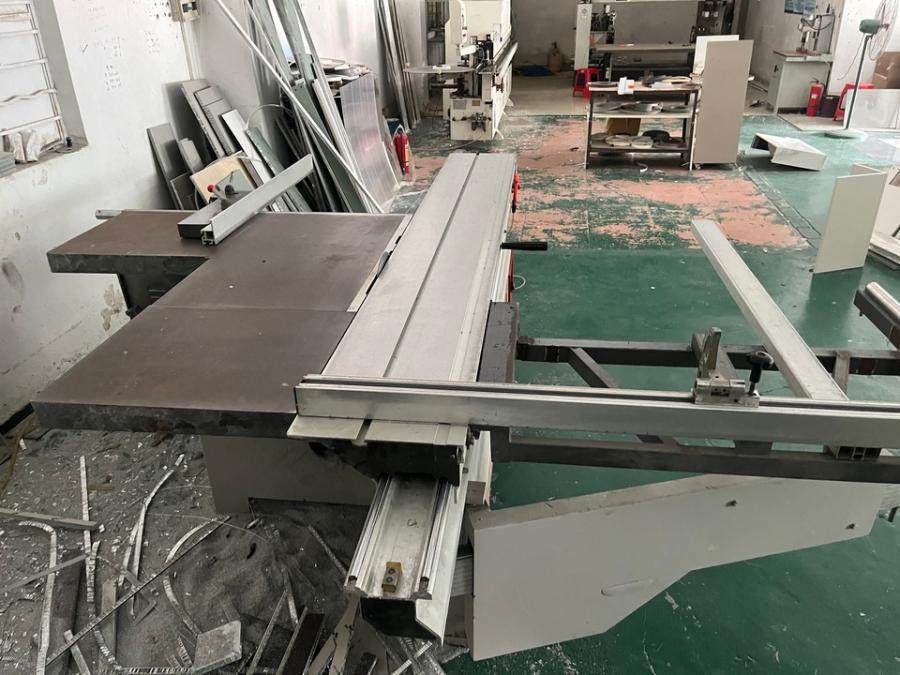 1月12日佛山卫浴公司所有的封边机1台、开料机1台及打孔机1台网络拍卖公告