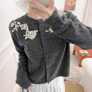 绵羊毛灰色圆领针织开衫复古刺绣绣花长袖开衫短外套女装秋冬新款