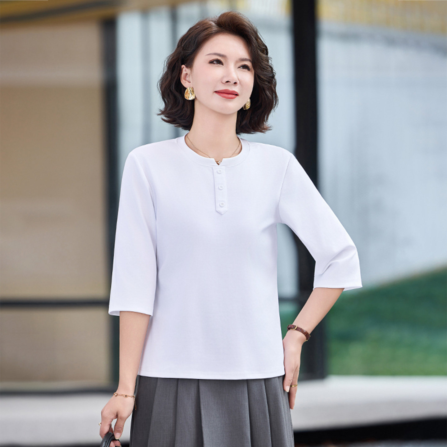 圆领中袖T恤2026春季新款中年妈妈遮肉显瘦休闲正肩白色女士上衣